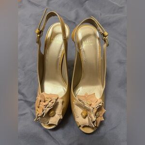 Stuart Weitzman Beige Patent Leather Rosette Peep-Toe Slingback Heels. 8.5 size
